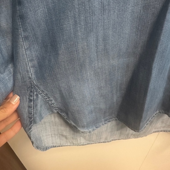 Bella Dahl Soft Chambray Button Down Shirt in Light Blue, Size M - Picture 5 of 7